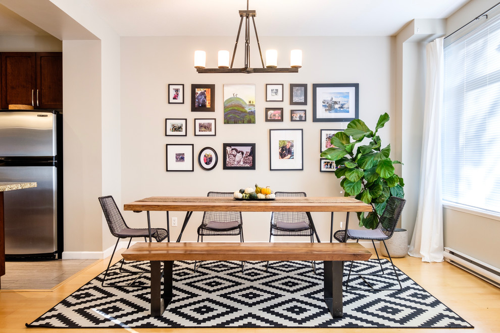 Свежая идея для дизайна: кухня-столовая в современном стиле с серыми стенами, паркетным полом среднего тона и коричневым полом - отличное фото интерьера