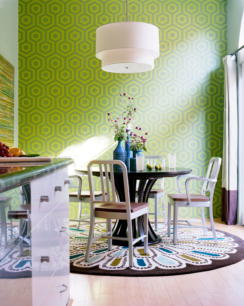 Свежая идея для дизайна: столовая в стиле неоклассика (современная классика) с зелеными стенами и светлым паркетным полом без камина - отличное фото интерьера