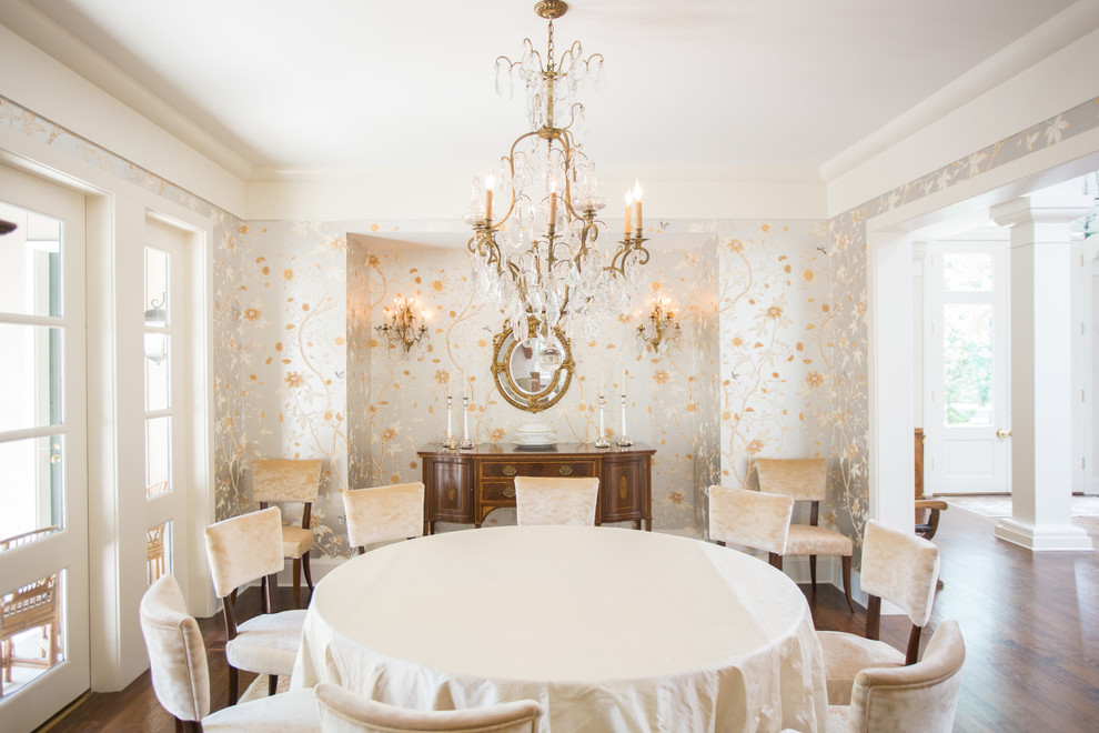 Esempio di una sala da pranzo classica con pareti con effetto metallico, pavimento in legno massello medio e pavimento marrone