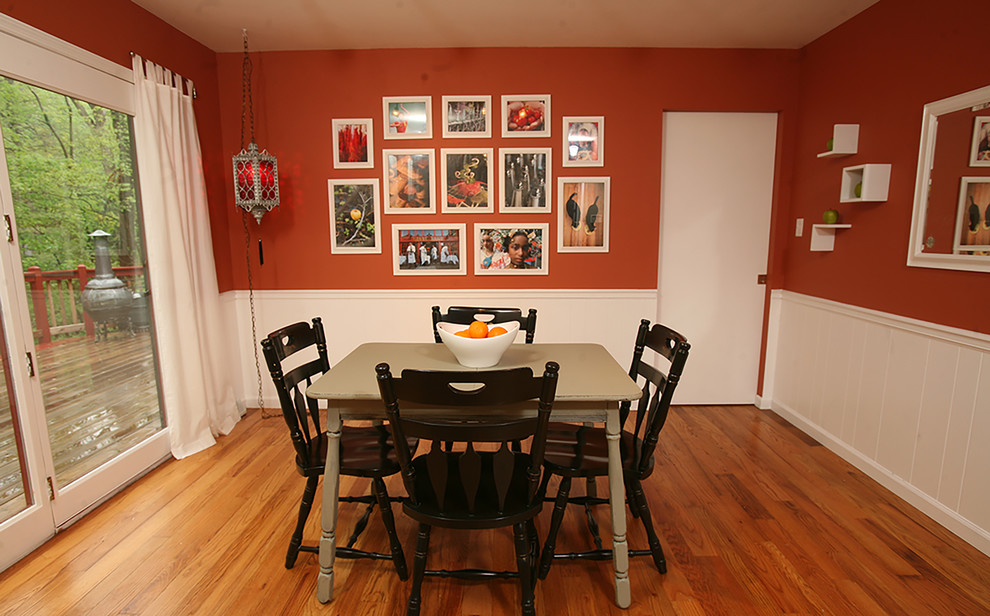 На фото: кухня-столовая среднего размера в стиле неоклассика (современная классика) с оранжевыми стенами и паркетным полом среднего тона