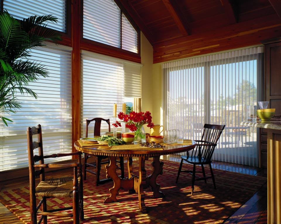Foto di una grande sala da pranzo classica chiusa con pareti beige e pavimento in travertino