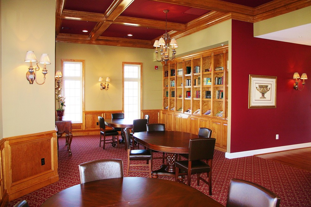 Idee per una grande sala da pranzo aperta verso il soggiorno tradizionale con pareti multicolore, moquette, nessun camino e pavimento rosso