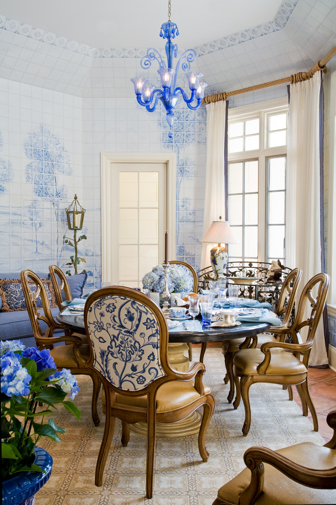 Inspiration för en mellanstor vintage separat matplats, med blå väggar, klinkergolv i terrakotta och rött golv