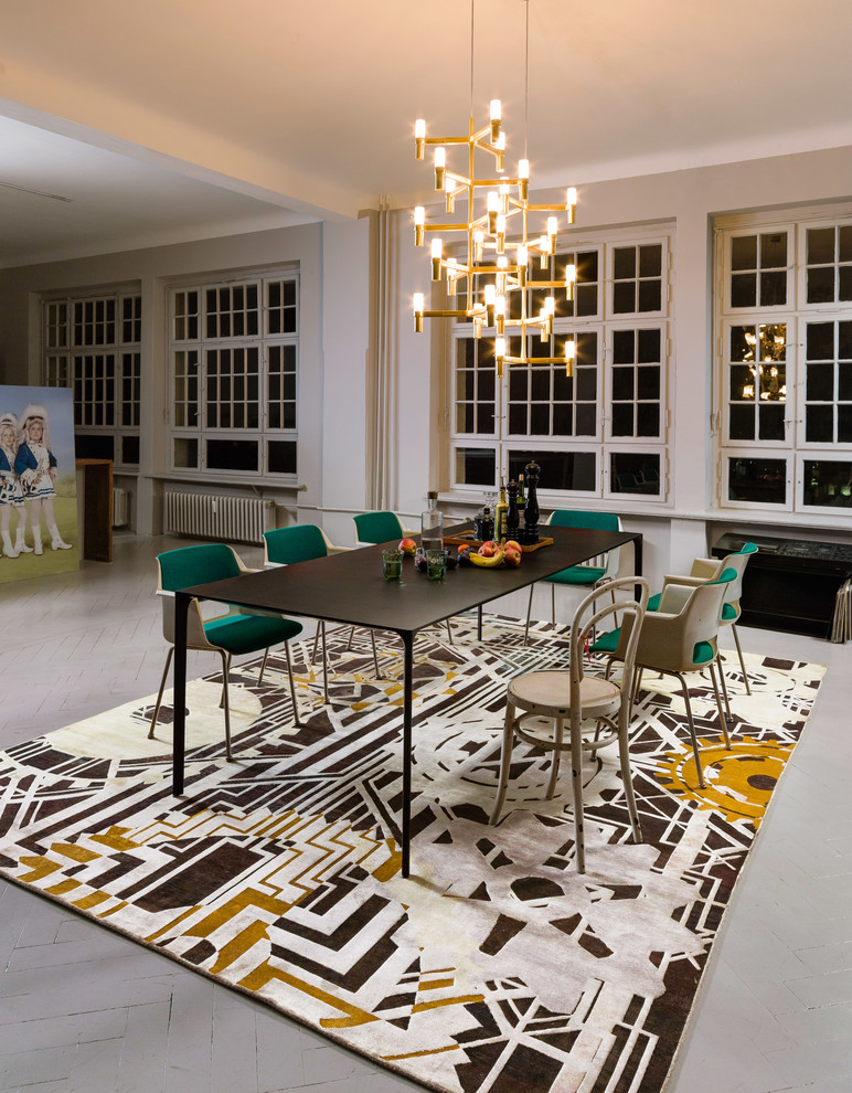 Свежая идея для дизайна: большая гостиная-столовая в стиле ретро с белыми стенами, деревянным полом и серым полом без камина - отличное фото интерьера
