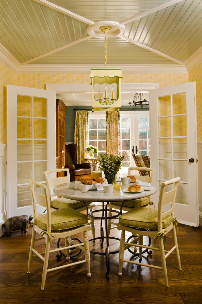 Esempio di una sala da pranzo classica con pareti gialle