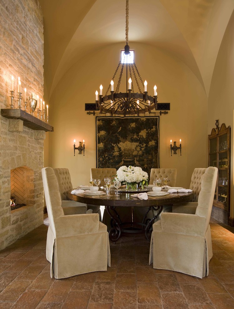 Immagine di una sala da pranzo stile americano chiusa con pareti beige, pavimento in mattoni, camino classico e cornice del camino in mattoni