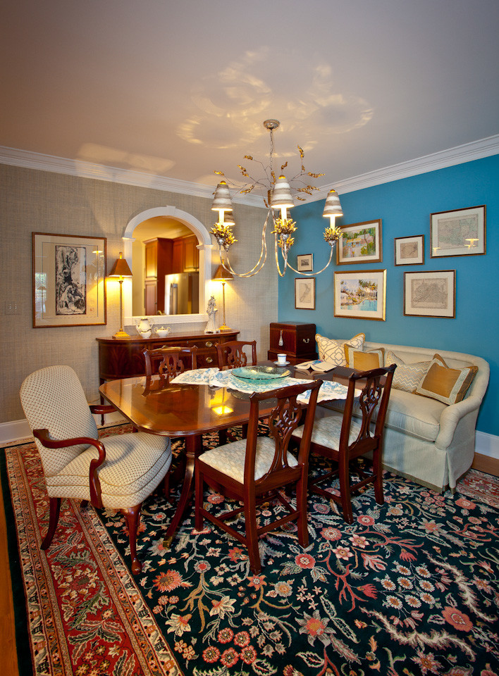 Exemple d'une salle à manger ouverte sur le salon chic de taille moyenne avec un mur bleu et un sol en bois brun.