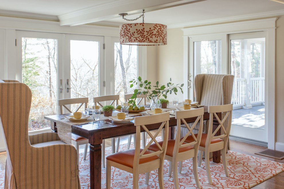 Cette photo montre une grande salle à manger ouverte sur la cuisine chic avec un sol en bois brun.