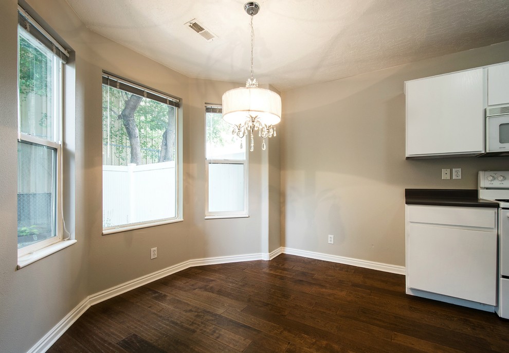 Cette photo montre une petite salle à manger ouverte sur la cuisine chic avec un mur beige, parquet foncé, aucune cheminée et un sol marron.
