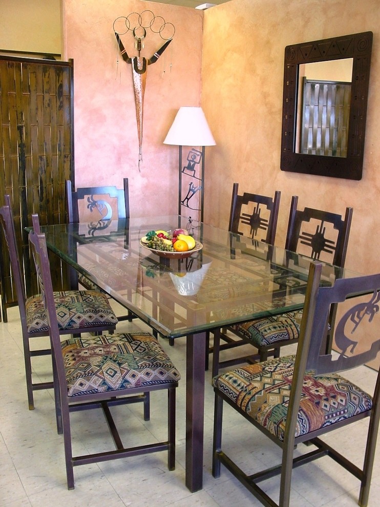 Immagine di una piccola sala da pranzo aperta verso la cucina rustica con pareti marroni, pavimento con piastrelle in ceramica e nessun camino