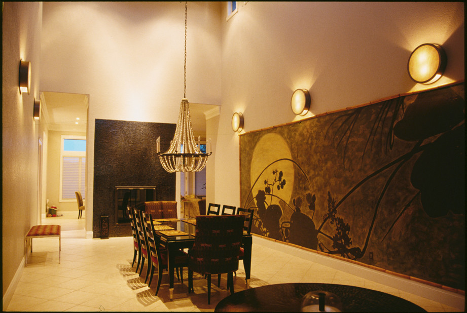 На фото: большая отдельная столовая в современном стиле с бежевыми стенами, полом из керамической плитки, стандартным камином и фасадом камина из плитки с