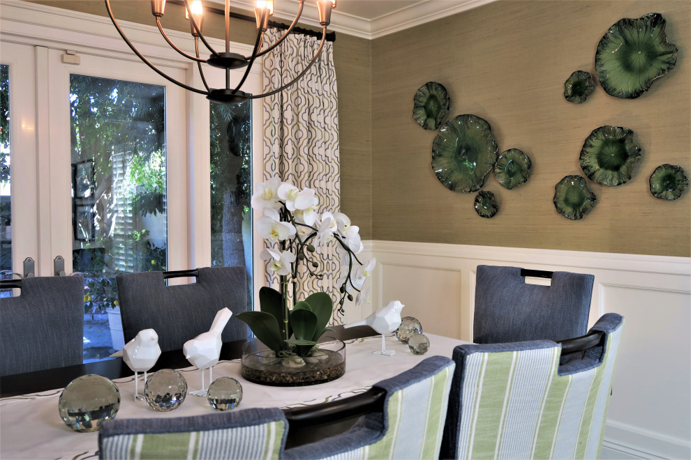 Esempio di una sala da pranzo aperta verso la cucina classica di medie dimensioni con pareti verdi e carta da parati