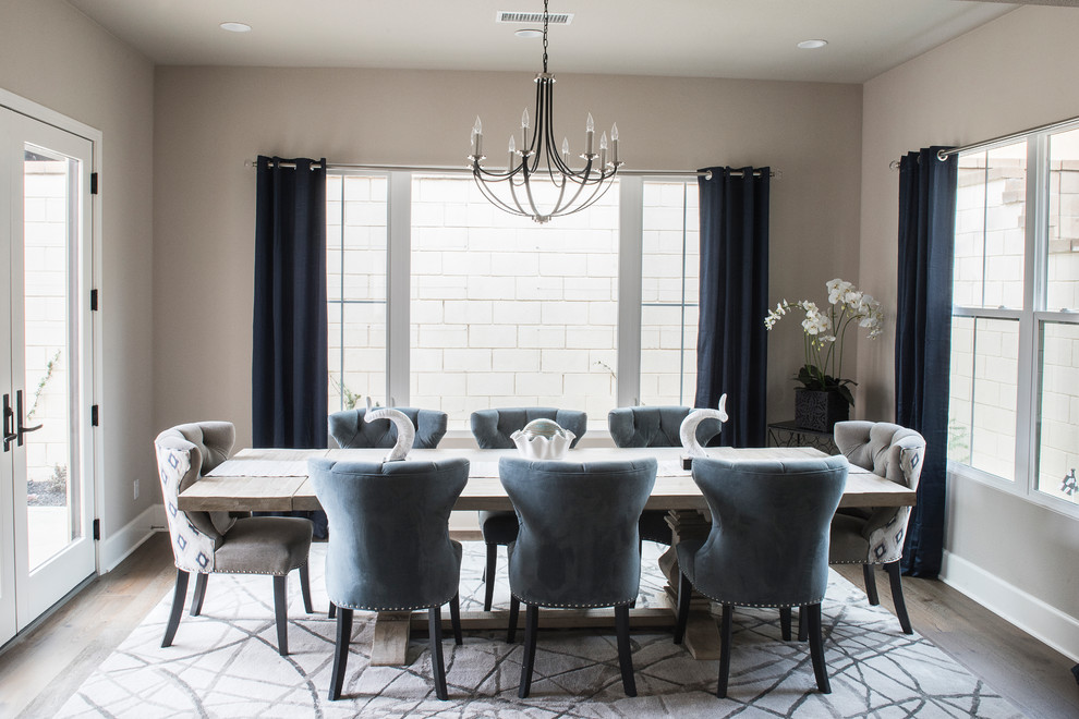 Esempio di una sala da pranzo aperta verso la cucina contemporanea di medie dimensioni con pareti beige, parquet chiaro e pavimento beige