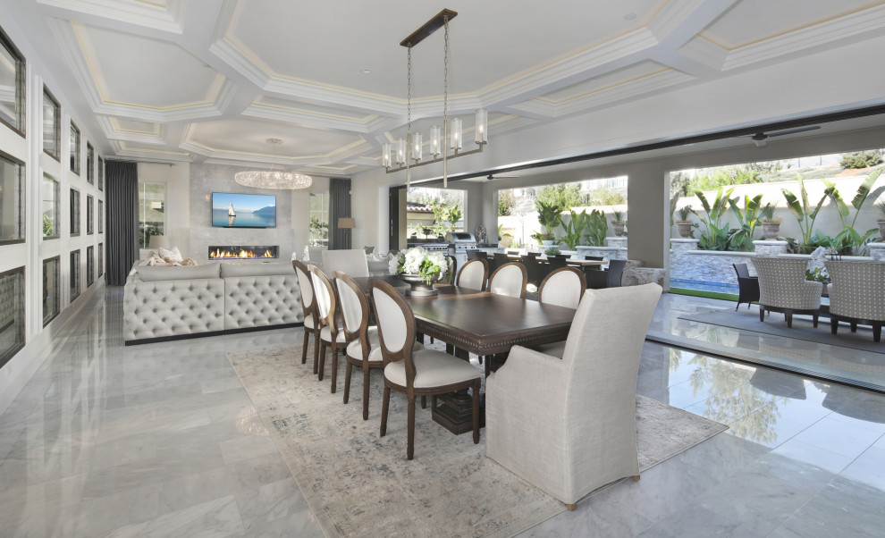Foto di una grande sala da pranzo aperta verso il soggiorno minimal con pareti bianche, pavimento in marmo e pavimento grigio