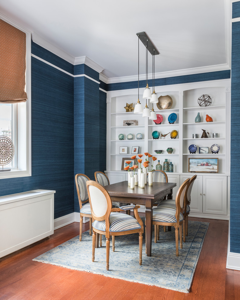 Идея дизайна: маленькая кухня-столовая в стиле фьюжн с синими стенами, ковровым покрытием и синим полом для на участке и в саду