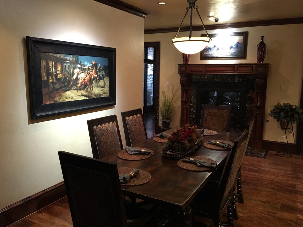 Inspiration pour une salle à manger ouverte sur la cuisine chalet de taille moyenne avec un mur beige, parquet foncé, une cheminée standard et un manteau de cheminée en bois.