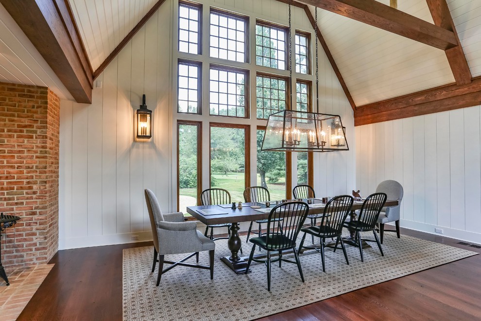 Immagine di una sala da pranzo country con pareti bianche, parquet scuro e pavimento marrone