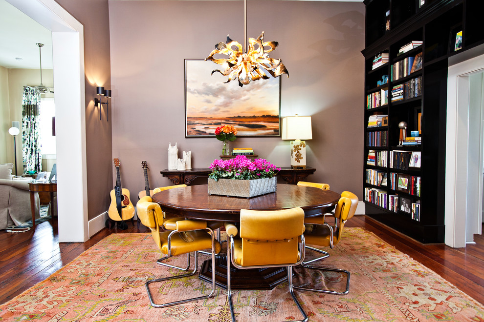 Eklektisches Esszimmer mit dunklem Holzboden und brauner Wandfarbe in Charleston