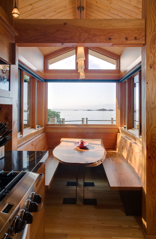 Inspiration pour une salle à manger ouverte sur la cuisine chalet avec un mur beige, un sol en bois brun et aucune cheminée.