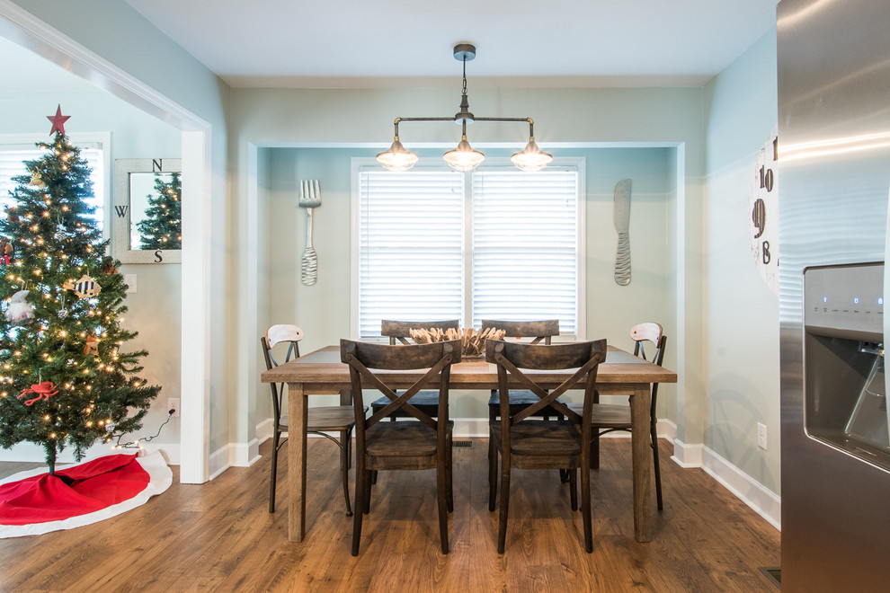Mittelgroße Landhaus Wohnküche ohne Kamin mit blauer Wandfarbe und braunem Holzboden in Charleston