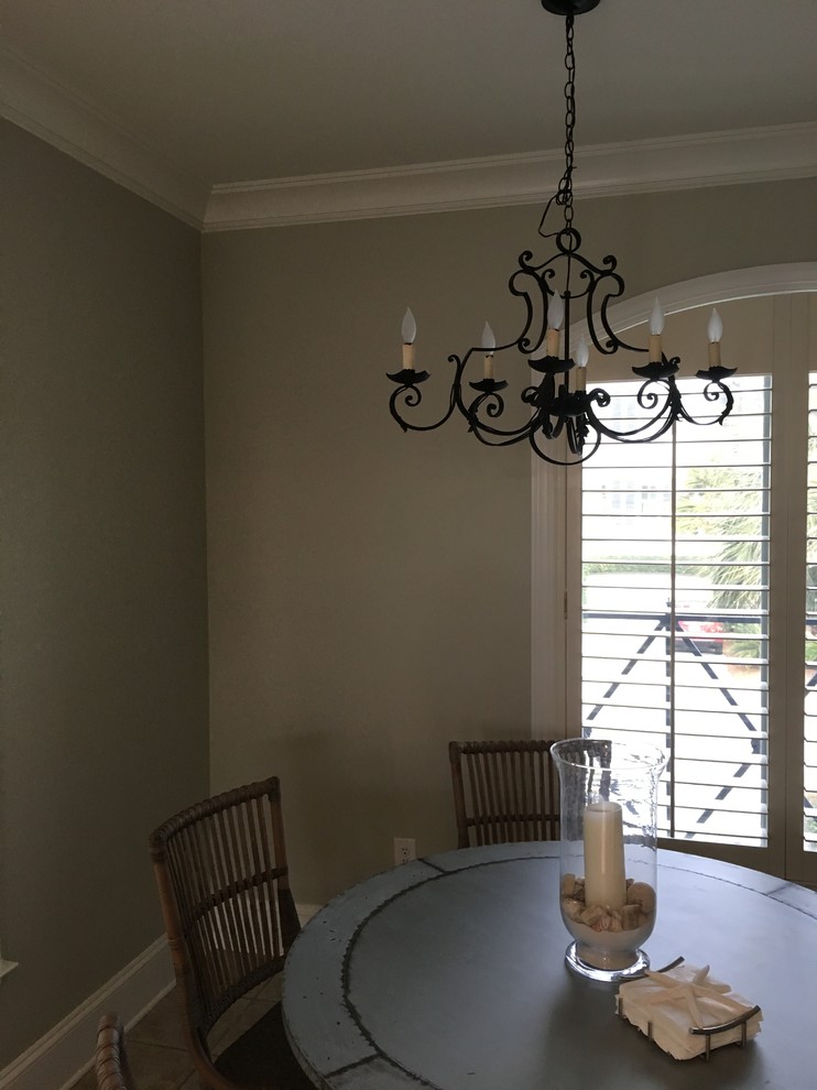 Cette photo montre une salle à manger ouverte sur la cuisine bord de mer de taille moyenne avec un mur gris et parquet clair.