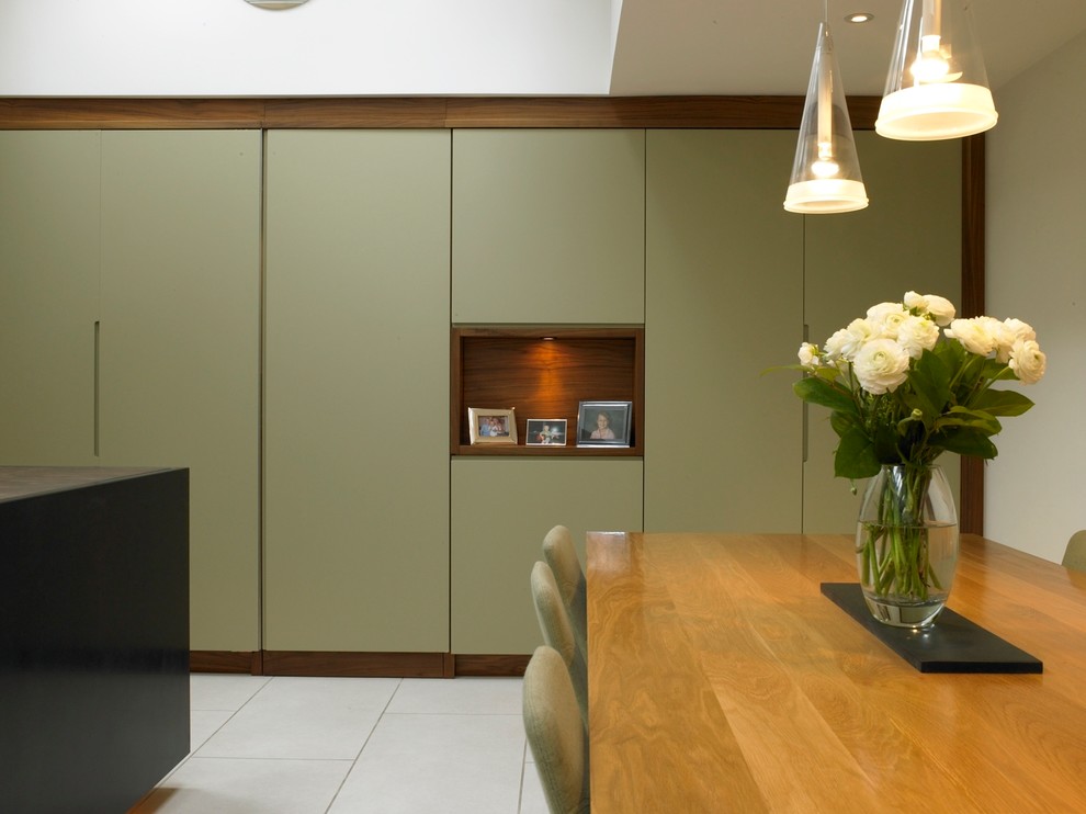 Immagine di una sala da pranzo aperta verso il soggiorno design di medie dimensioni con pareti bianche e pavimento con piastrelle in ceramica