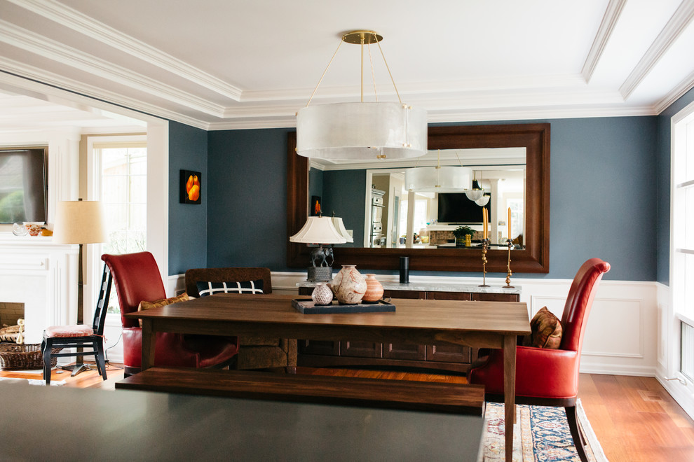Esempio di una sala da pranzo aperta verso la cucina classica di medie dimensioni con pareti blu, pavimento in legno massello medio e pavimento rosso