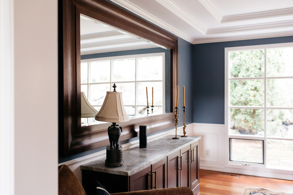 Idee per una sala da pranzo aperta verso la cucina tradizionale di medie dimensioni con pareti blu, pavimento in legno massello medio e pavimento rosso