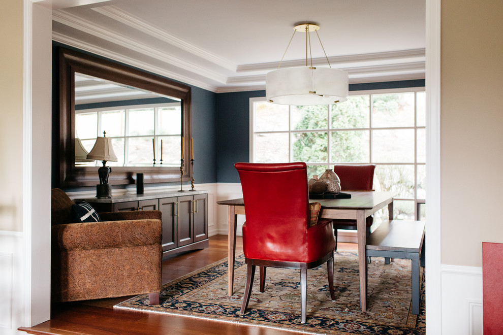 Immagine di una sala da pranzo aperta verso la cucina chic di medie dimensioni con pareti blu, pavimento in legno massello medio e pavimento rosso