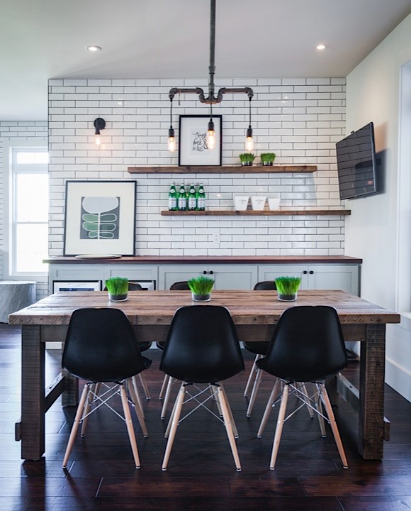 Свежая идея для дизайна: кухня-столовая среднего размера в стиле рустика с белыми стенами и паркетным полом среднего тона - отличное фото интерьера