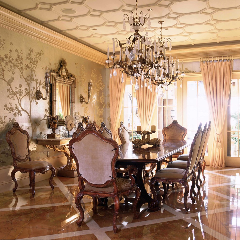 Foto di una sala da pranzo chic con pareti multicolore e pavimento in marmo