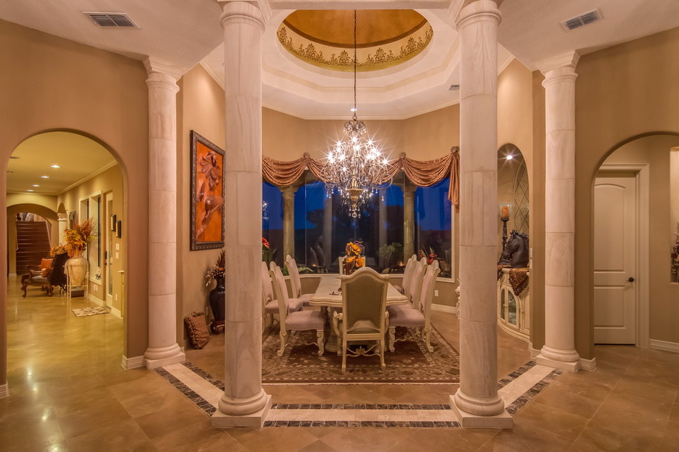 Esempio di una sala da pranzo aperta verso il soggiorno mediterranea di medie dimensioni con pareti beige, pavimento con piastrelle in ceramica e nessun camino