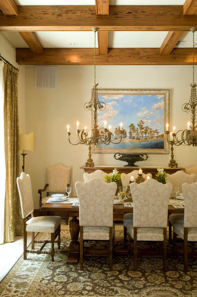 Immagine di una sala da pranzo mediterranea con pareti beige