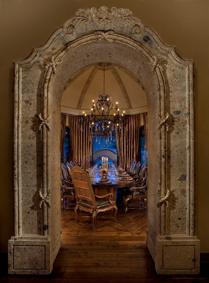 Foto di un'ampia sala da pranzo mediterranea chiusa con pareti beige, pavimento in legno massello medio e nessun camino