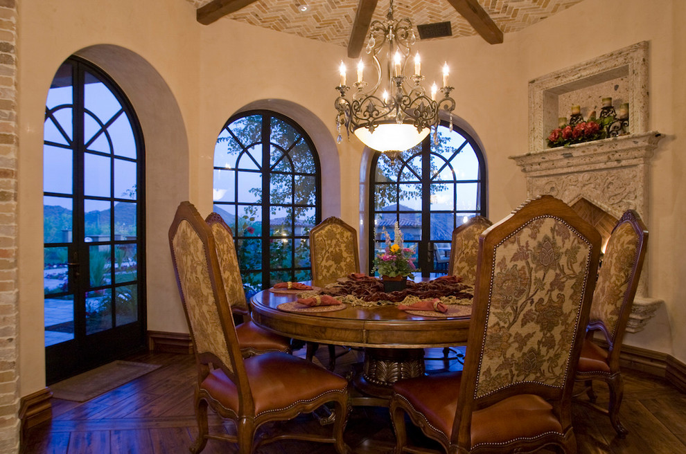 Immagine di un'ampia sala da pranzo mediterranea chiusa con pareti beige, pavimento in legno massello medio e nessun camino