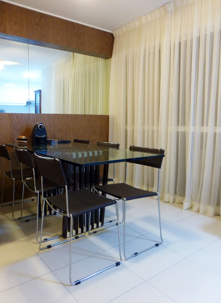 Kleine Moderne Wohnküche mit beiger Wandfarbe und Porzellan-Bodenfliesen in Sonstige