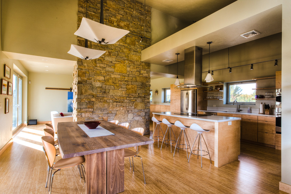 Inspiration för ett mellanstort funkis kök med matplats, med beige väggar, bambugolv och brunt golv