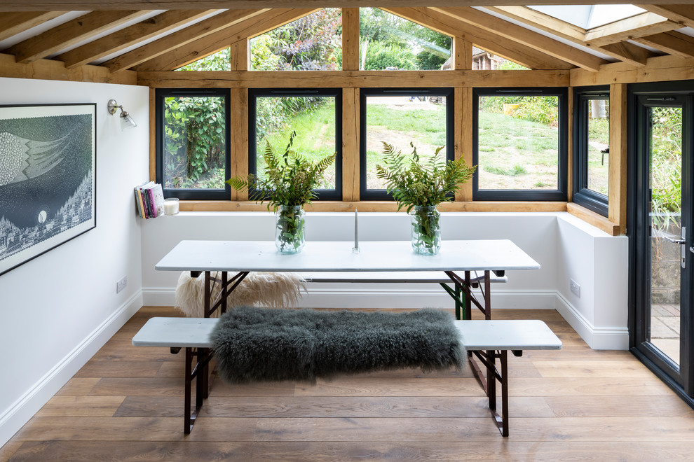 Ispirazione per una sala da pranzo contemporanea di medie dimensioni con pareti bianche, pavimento in legno massello medio e pavimento beige
