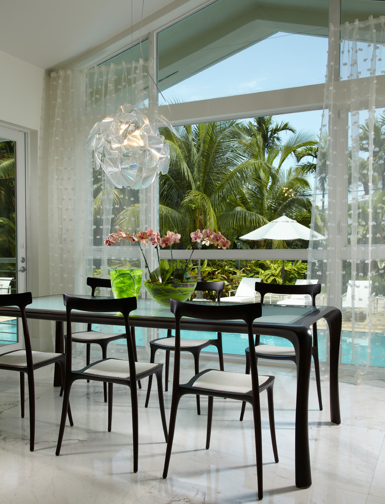 Inspiration pour une salle à manger design de taille moyenne avec un mur blanc, un sol en marbre et un sol blanc.