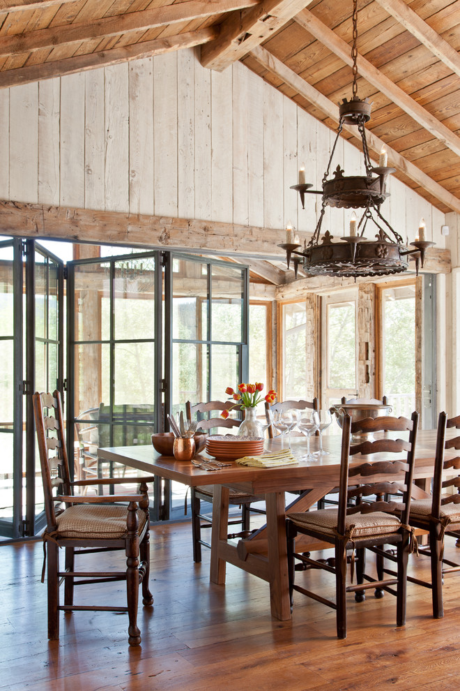 Idée de décoration pour une salle à manger chalet avec un sol en bois brun.