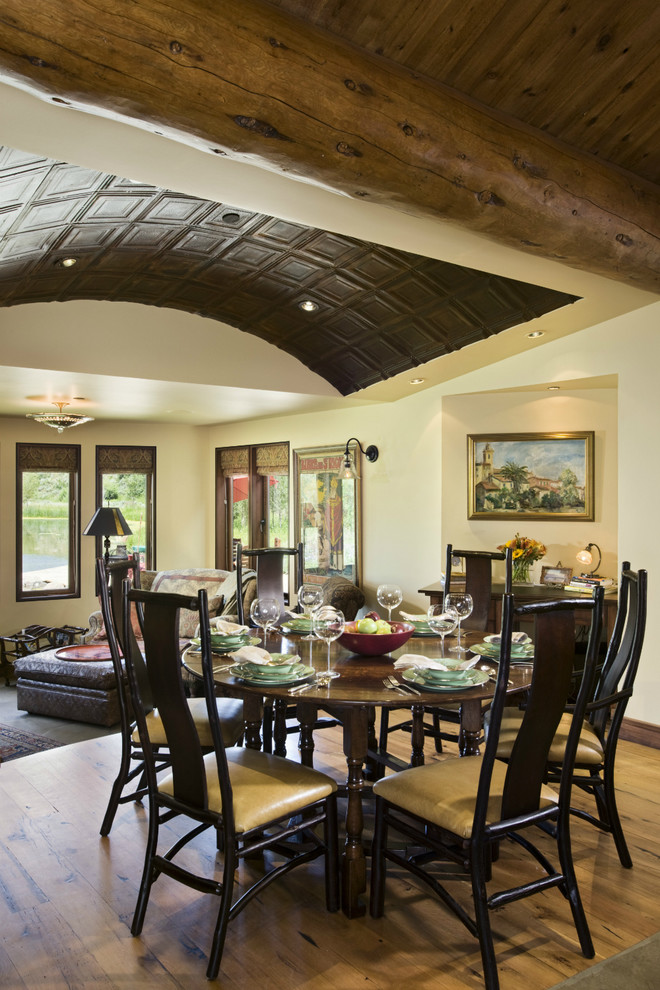 Imagen de comedor de cocina rústico de tamaño medio sin chimenea con suelo de madera en tonos medios y paredes beige