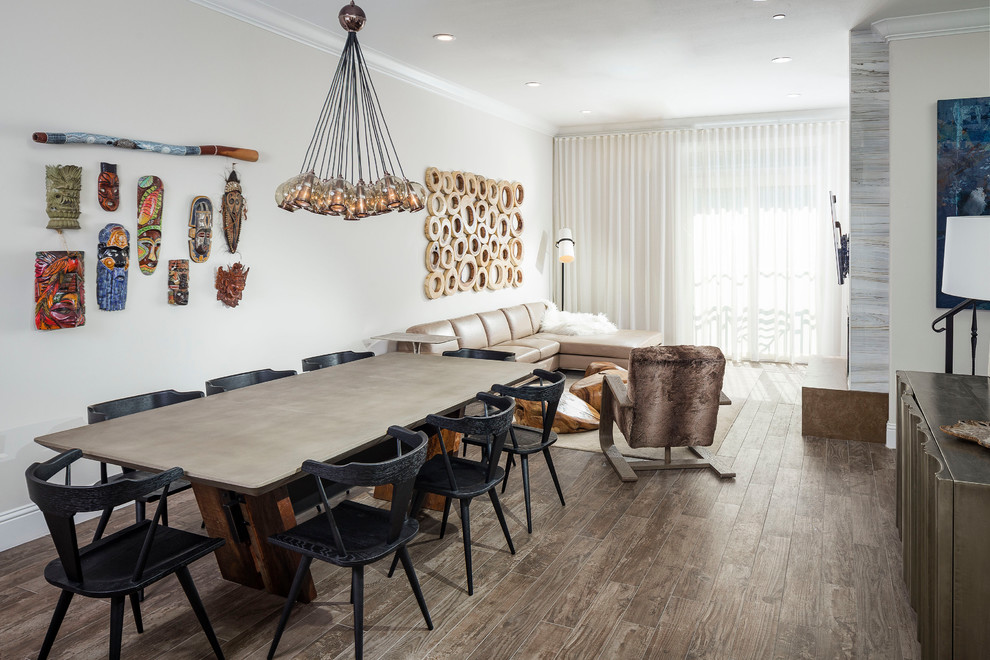 Immagine di una sala da pranzo aperta verso il soggiorno contemporanea con pareti beige