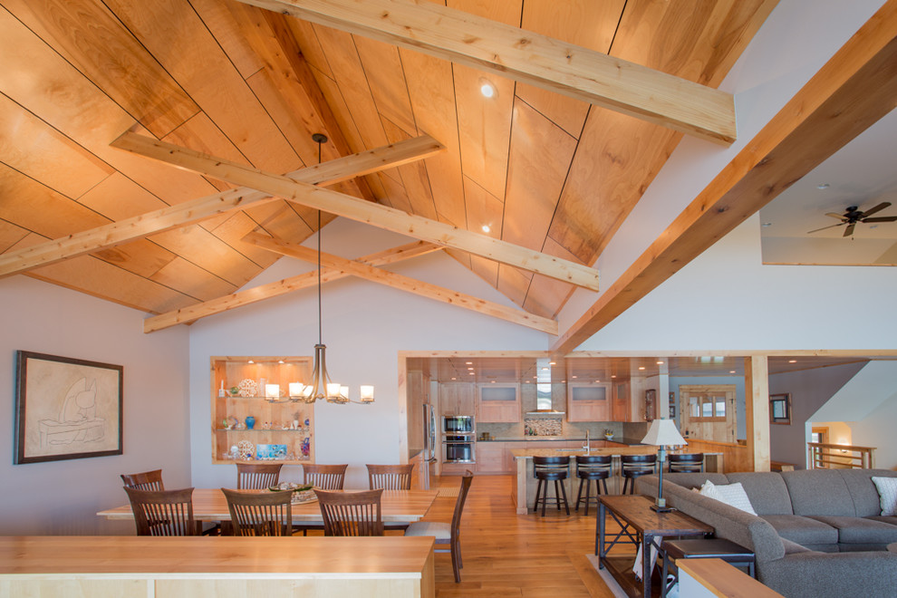Foto di una sala da pranzo aperta verso la cucina american style di medie dimensioni con pareti blu, pavimento in legno massello medio e nessun camino