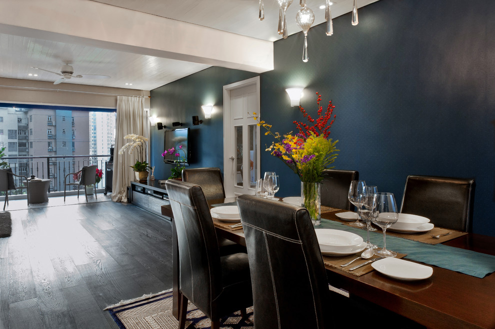 Esempio di una sala da pranzo aperta verso il soggiorno design con pareti nere