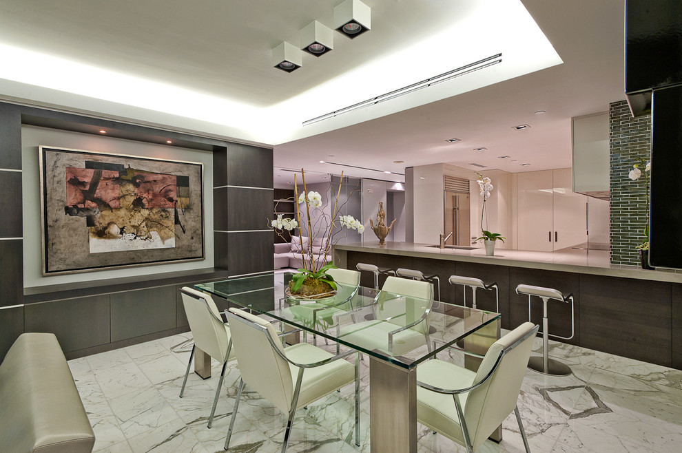 Immagine di una piccola sala da pranzo aperta verso la cucina minimal con pareti marroni e pavimento in marmo