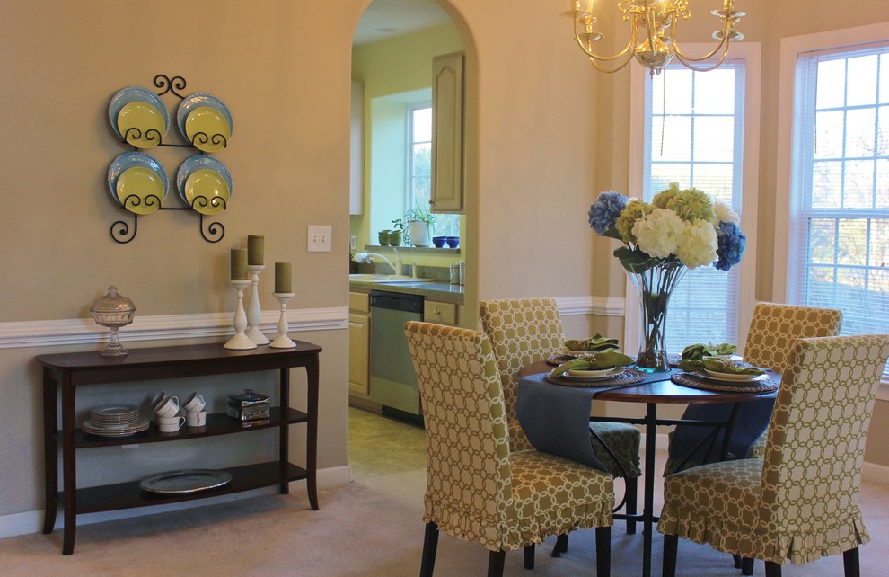 Esempio di una sala da pranzo aperta verso il soggiorno classica con pareti beige e moquette