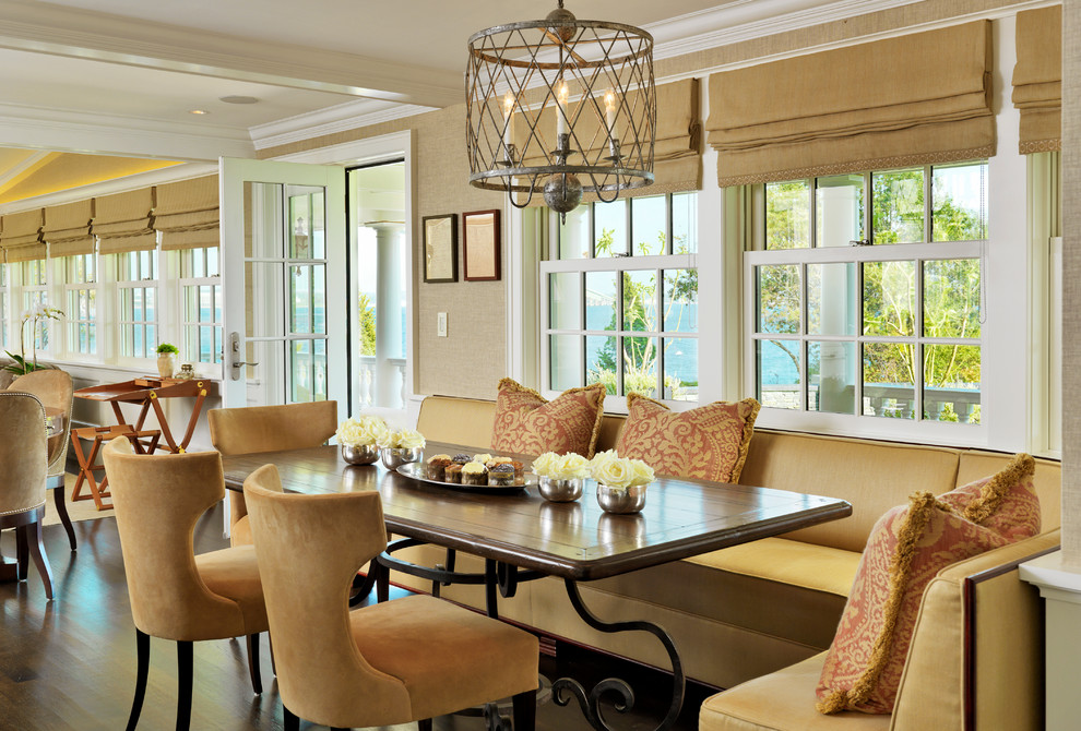 Idée de décoration pour une salle à manger ouverte sur le salon tradition avec un mur beige et parquet foncé.