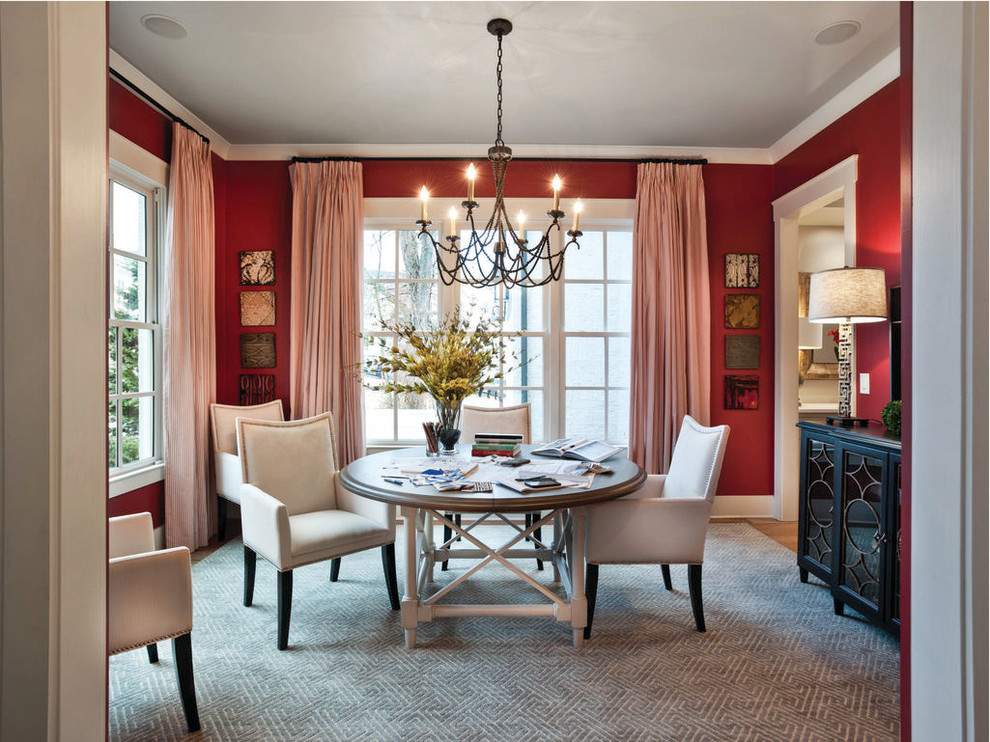 Свежая идея для дизайна: столовая в стиле неоклассика (современная классика) с красными стенами - отличное фото интерьера
