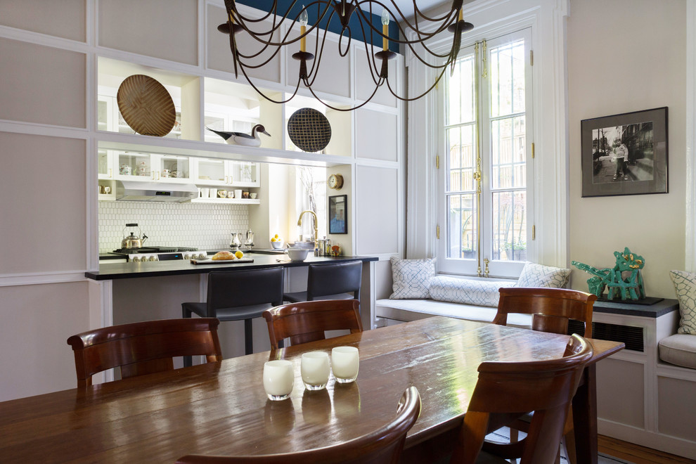 Immagine di una sala da pranzo classica chiusa e di medie dimensioni con pareti beige, parquet scuro, nessun camino e pavimento marrone