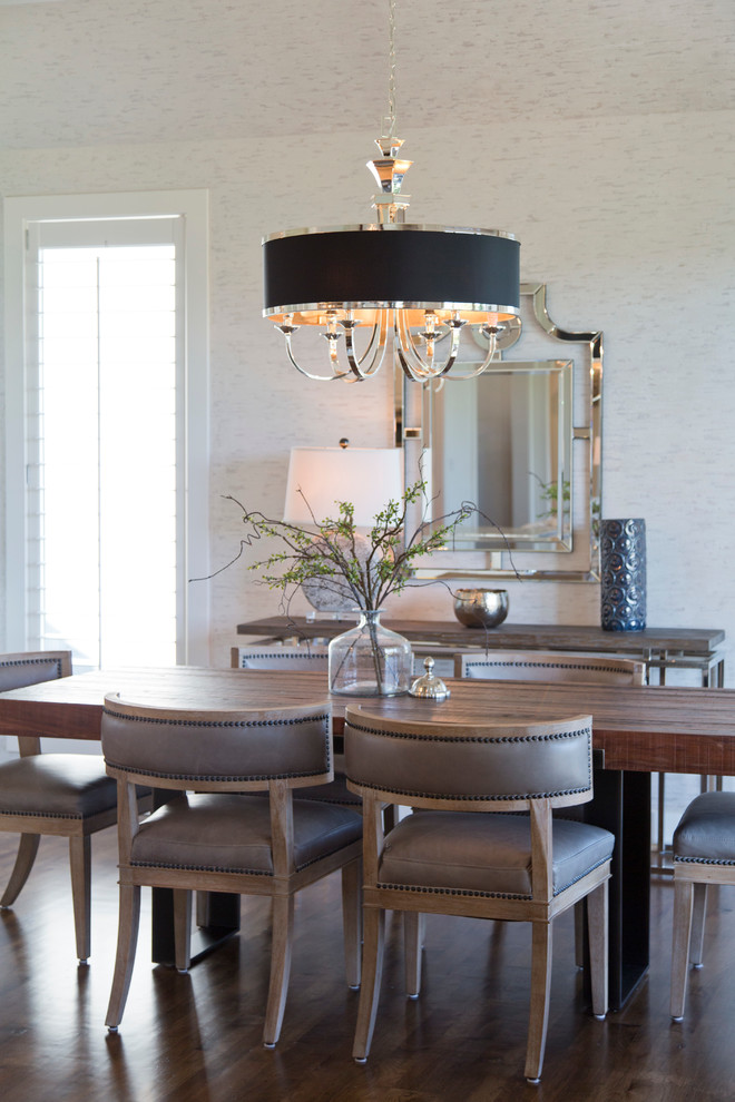 Idee per una sala da pranzo aperta verso la cucina minimalista di medie dimensioni con pareti multicolore e pavimento in legno massello medio